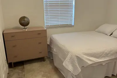 Image de This home has 2 bedrooms and 1 bath with a huge backyard.