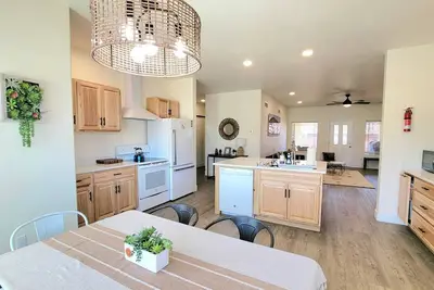 Image de Your Kanab Retreat w\/ Hot Tub Game Room Pets Ok!