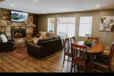 Image de Cozy Vacation Cottage on the Lake with Hot Tub!