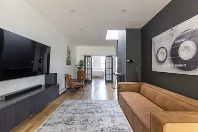 Image de Penthouse Suite; Weekly cleanings, Fast WiFi, Washer/Dryer