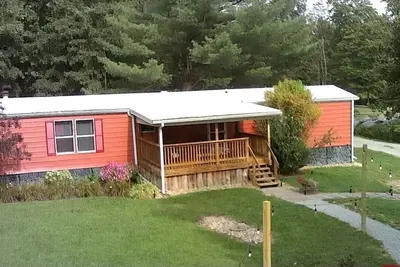 Image de 2 bedroom in Logan Ohio, Hocking Hills, Luxury Hot Tub, King Size Bed, Fire-pit