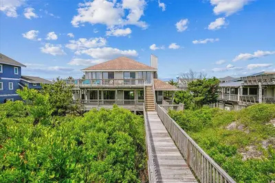Image de Monkey Bottom - Unwind in this 4 Br oceanfront Corolla home!