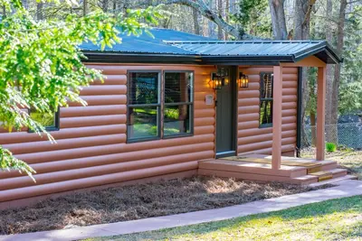 Image de Lakefront Cabin at Lake Hartwell