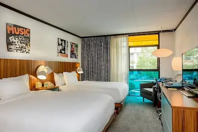 Image de 3 Relaxing Units Short walk from Prudential Tower! Parking, Pool, Pets Allowed!