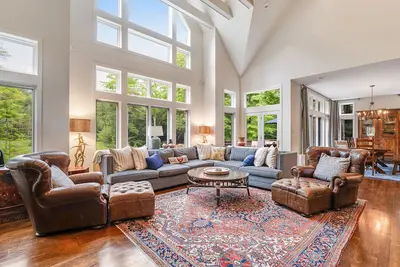 Image de Dog-friendly, three-story home with fireplace and washer/dryer - near Sugarbush