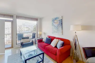 Image de Third-floor condo overlooking Lake Chelan with pool & hot tub - steps to lake