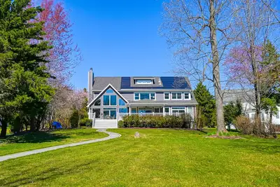 Image de Large lakefront home on the best part of the lake – spacious with stunning views