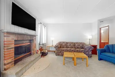 Image de Spacious condo with fireplace, pool, sauna, and hot tub access - near slopes