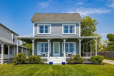 Image de Updated seaside home near the beach with grill, ocean & beach views, Ac, porch