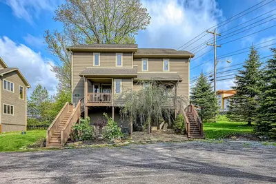 Image de Spacious townhome near Wisp with balconies, hot tub, pool table, & fireplace