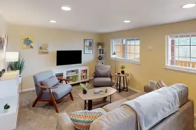 Image de Dog-friendly lower level of duplex w/ enclosed deck, washer/dryer, mountain view