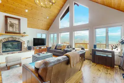 Image de Mountain-view home with hot tub, fireplace, decks, &. W/D - dog-friendly