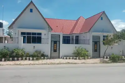 Image de 5 minutes to the beach! Family-sized house with a swimming pool.