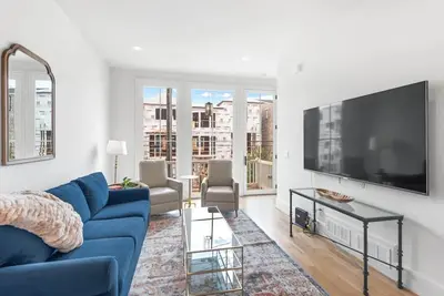 Image de King Bed | Private Garage |Your Summerhill Escape