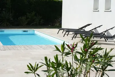 Image de Magnifique villa rénovée dans un environnement calme près de la mer avec piscine