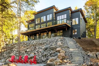 Image de WoodLake Retreat – High-Speed Comfort, Cozy Sauna, Timeless Views