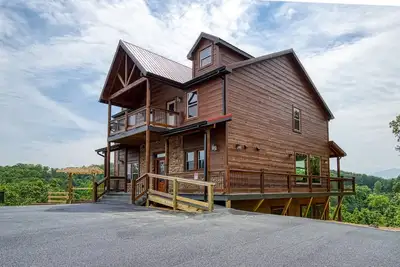 Image de Spacious 10br Luxury Lodge w/ Indoor Pool, Theater, Hot Tub & Views - Sleeps 38