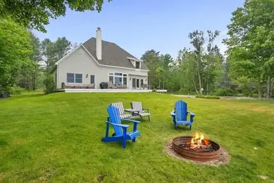 Image de Northport Bay Beach Getaway with Hot Tub!