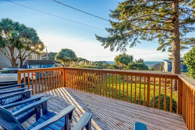 Image de Oceanview Beauty In Yachats has Bonus Room, Huge Yard, and Hot Tub!