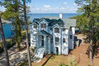 Image de Catch N Relax: Soundfront | Pool/Hot Tub