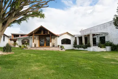 Image de 15 min from airport! Luxurious Gated Estate with Mountain Views from the Valley.