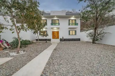 Image de Charming Home - Walking Distance to the Beach