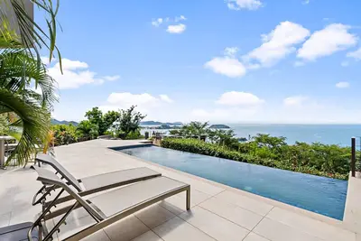 5-Bd Beauty with Pool Above Potrero