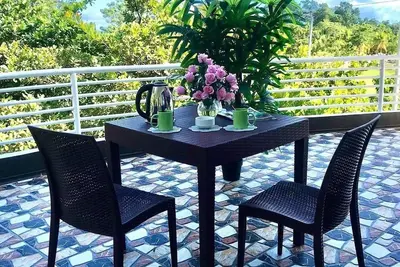 Image de Unit 4 Top Floor-2 Bedrooms Fully Furnished-Big surround verandas with all views