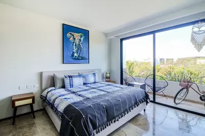 Image de Penthouse studio with pool, balcony, gym, & spa - great location near shops