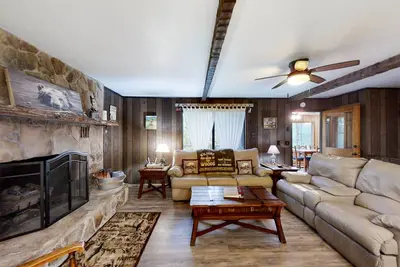 Image de Secluded home with deck, firepit, sunroom, gas fireplace, & W/D