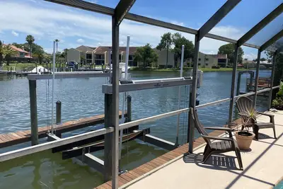 Image de Waterfront & 16, 0000lb boat lift!