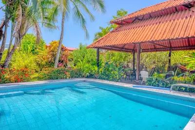 Image de Colorful, dog-friendly home with private pool, W/D, & lush setting