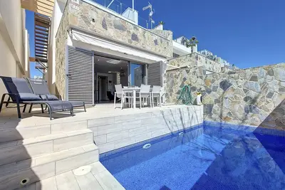 Image de Villa avec piscine, proche de la plage