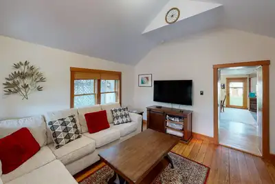 Image de Charming downtown retreat with stained glass, enclosed yard, and washer/dryer
