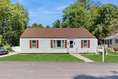 Image de Dog-friendly home with firepit, large deck & yard - close to town