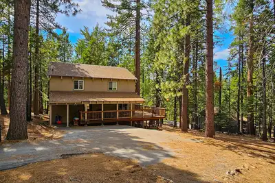 Image de Dog-friendly cabin with gorgeous views, wrap around porch, & wood burning fireplace