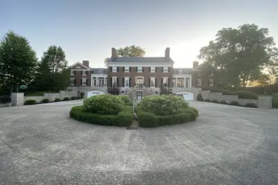 Image de 13, 000 sq. ft. 6br Estate on 5 acres Swim Spa, Hot Tub, Pool Table, Game Room