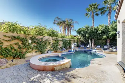 Image de Grand home with private pool, pool spa, game room, fireplace, firepit, grill