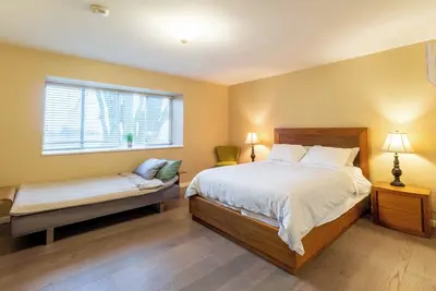 Image de Private very bright room E on the top floor with ensuite bathroom, air con.