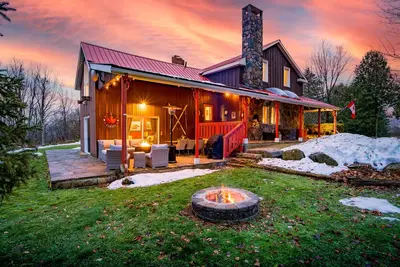 Image de Sundance of Blantyre Ski Lodge w/ Private Hot Tub & Sauna House