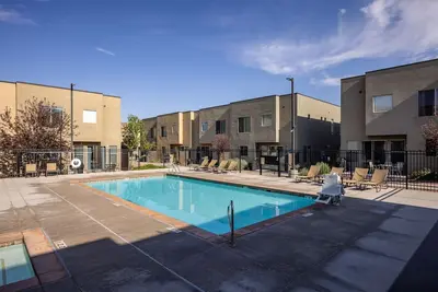 Image de 10 Minutes to Arches Np I Close to Downtown Moab | Garage I Pool and Hot Tub