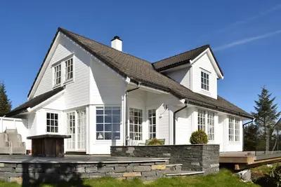 Image de Maison confortable à Bakkasund avec.