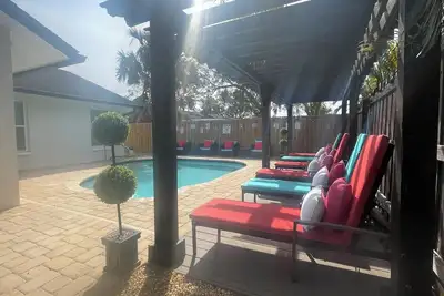 Image de Home Sweet Home! ☀️ Huge Hot Tub. Heated Pool! 7 miles to beach 4bd 2ba updated!