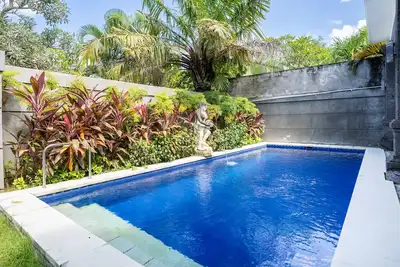 Image de Kl3006, 3 Bedroom en-closed living room, Villa walk to Beach Legian