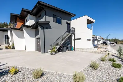 Image de \"Wine Down\" and indulge in this incredible Okanagan experience!