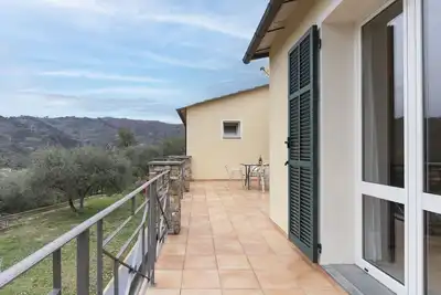 Bel appartement dans une maison de vacances avec climatisation, Wifi, patio, animaux admis, parking