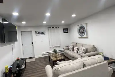 Image de Remodeled Home 4 Miles Away From Center City!