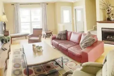 Image de Cheerful 3-Bdr 2. 5 Bath Townhouse