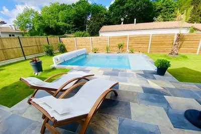 Image de Maison de charme avec piscine idéale pour vos vacances.