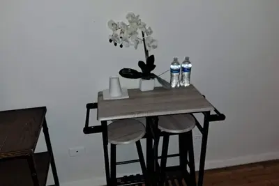 Image de Apartment in the Heart of Woodside